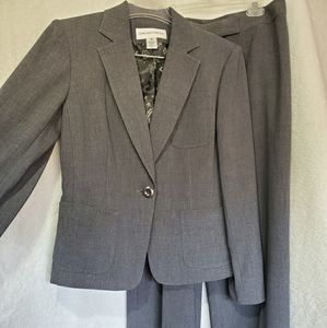 Jones New York Ladies 2 Piece Suit.